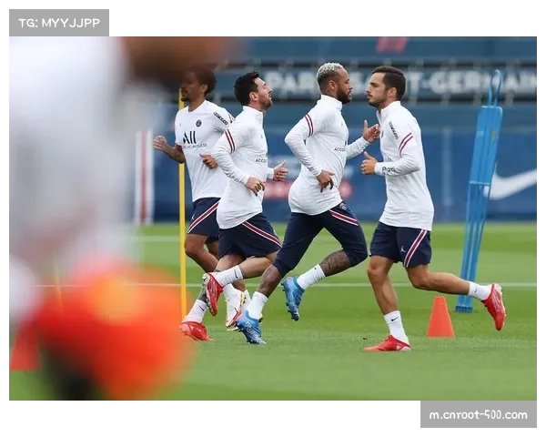 巴黎圣日耳曼联合市政府举办“足球进校园”活动，球员赴社区小学指导训练